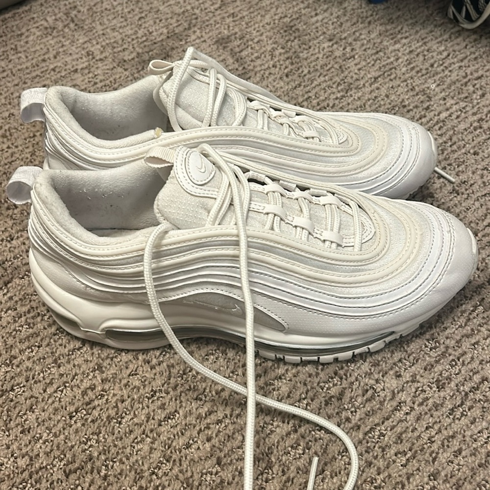 white nike shoes